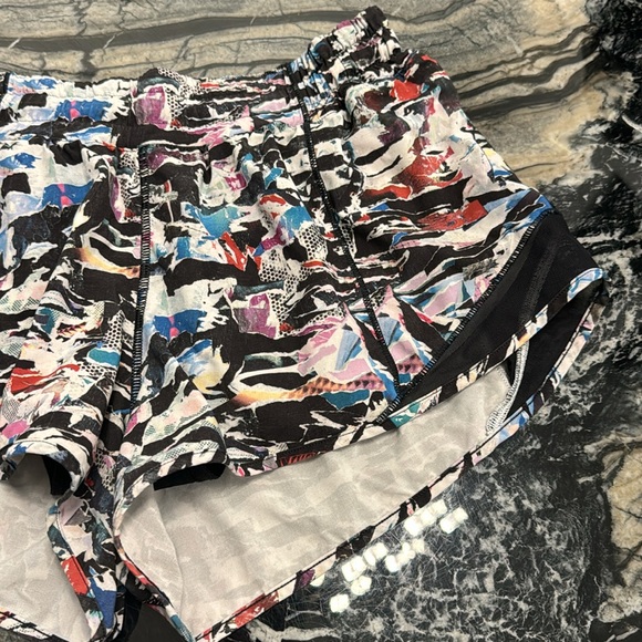 Lululemon hotty hot short 2.5’ - Picture 2 of 4